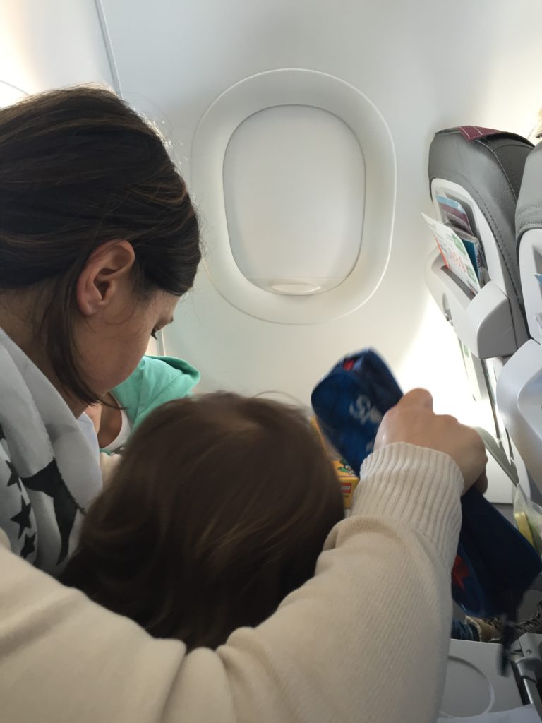 Mit zwei Kleinkindern im Flugzeug