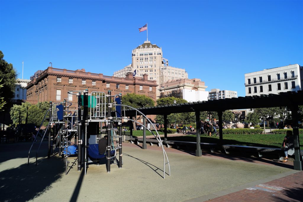 Blick auf das InterContinental Mark Hopkins Hotel vom Spielplatz im Huntington Park.