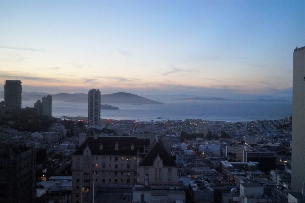 Blick über das abendliche San Francisco vom InterContinental Mark Hopkins Hotel aus