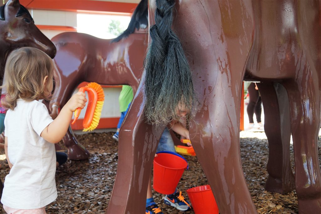 Auf dem Playmobil Bauernhof in Funpark kann man Pferde waschen und Kühe melken.