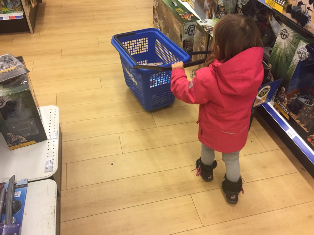 geschenke shoppen im toys r us