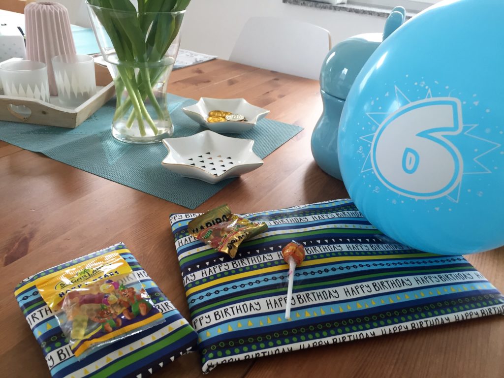 eingepackte geschenke für den kindergeburtstag