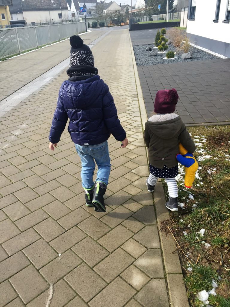 Auf dem Weg nach Hause vom Kindergarten