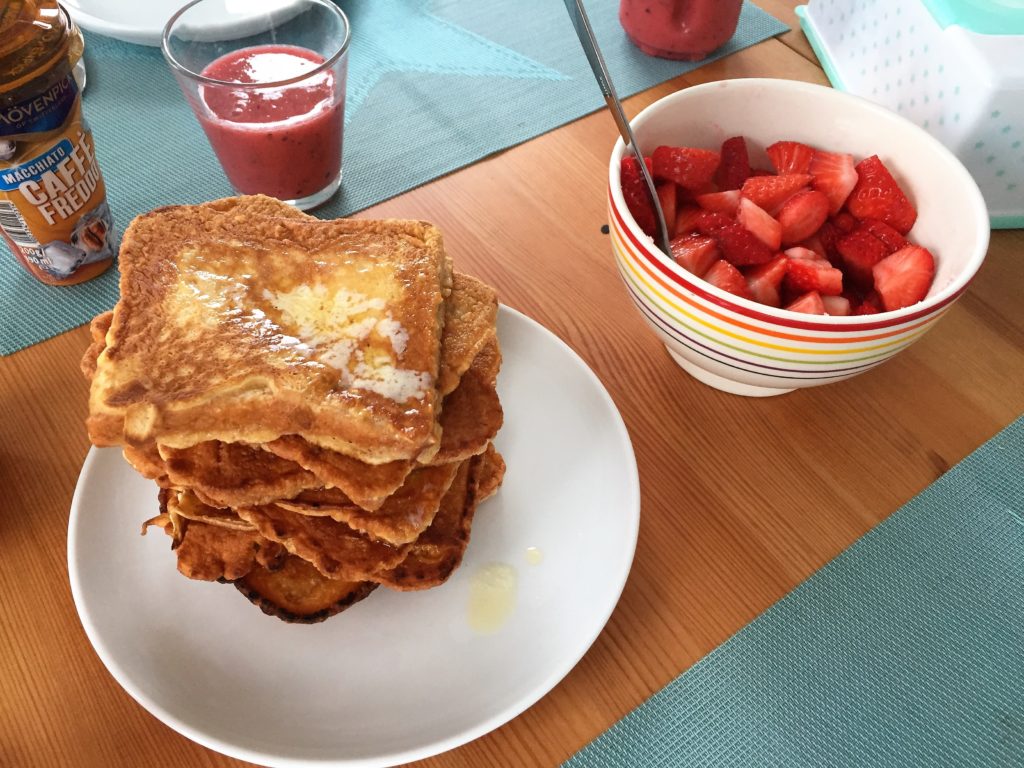 frühstück am samstag: french toast mit erdbeerer