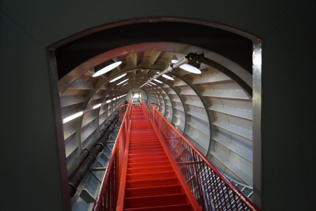 80 Stufen führen nach oben im Atomium