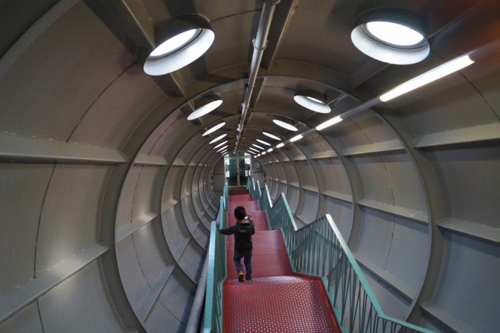 167 Stufen führen nach unten im Atomium