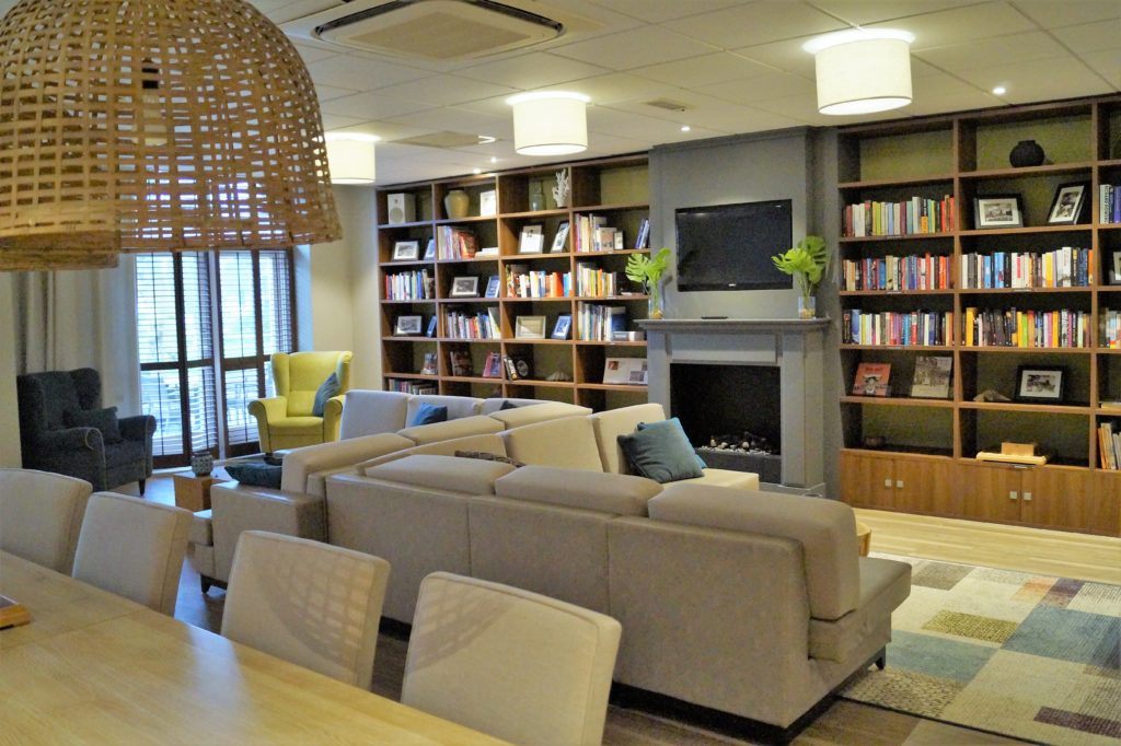 Die Bibliothek vom Badhotel Domburg mit Büchern und Spielmöglichkeiten