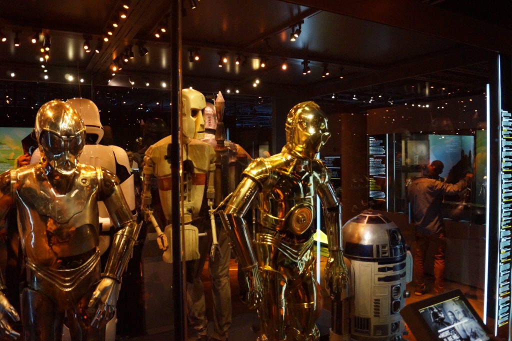 R2-D2 und C3-PO auf der Star Wars Identities Ausstellung in Brüssel