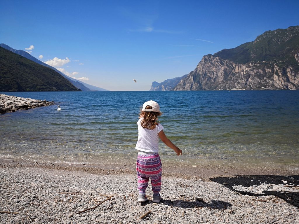 steinchen werfen am gardasee