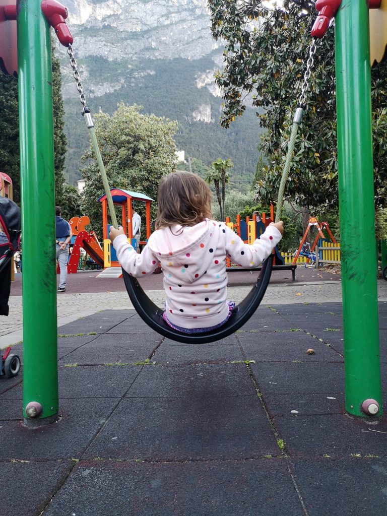 spielplatz vor traumkulisse am gardasee