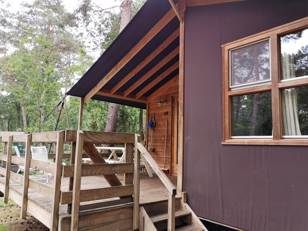 Eine große Terrasse hat die Youpi! Lodge auf dem Beerze Bulten Campingplatz