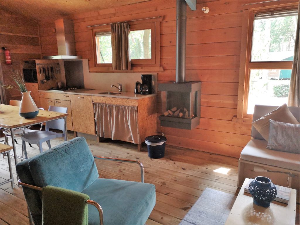 Offene Küche mit Kamin in der Youpi! Lodge auf dem Beerze Bulten Campingplatz