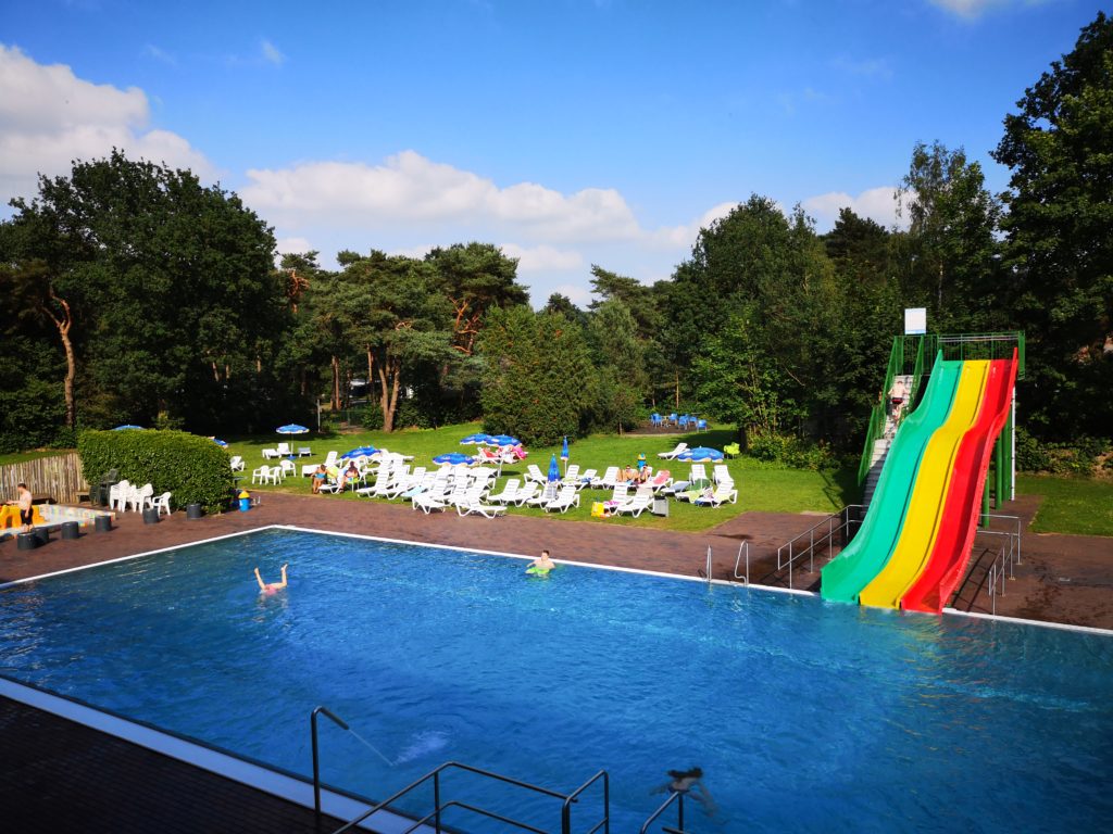 Großes Außenbecken auf dem Beerze Bulten Campingplatz