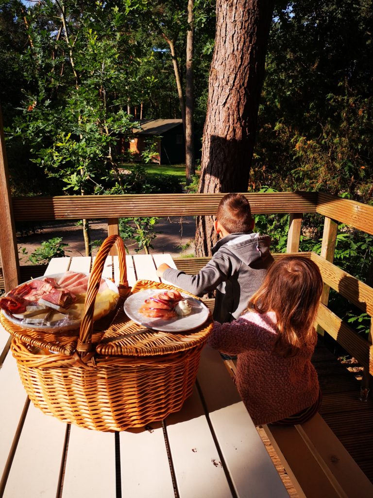 Frühstück in der Natur auf dem Beerze Bulten Campingplatz