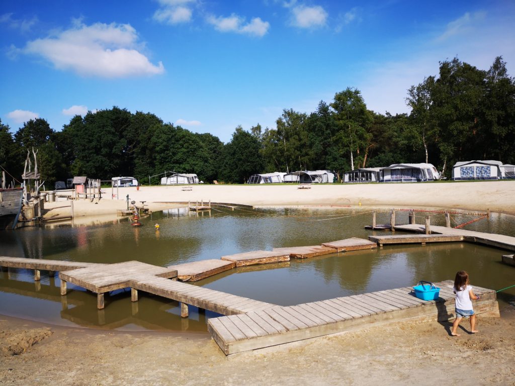 Baden und im Sand budeln geht auf dem Giga Konijnenveld Spielplatz auf dem Beerze Bulten Campingplatz