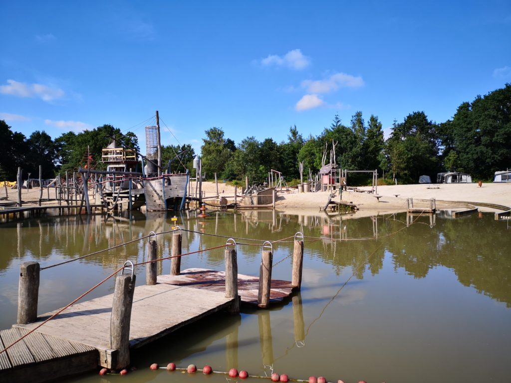 Großer Badeteich auf dem Giga Konijnenveld Spielplatz auf dem Beerze Bulten Campingplatz