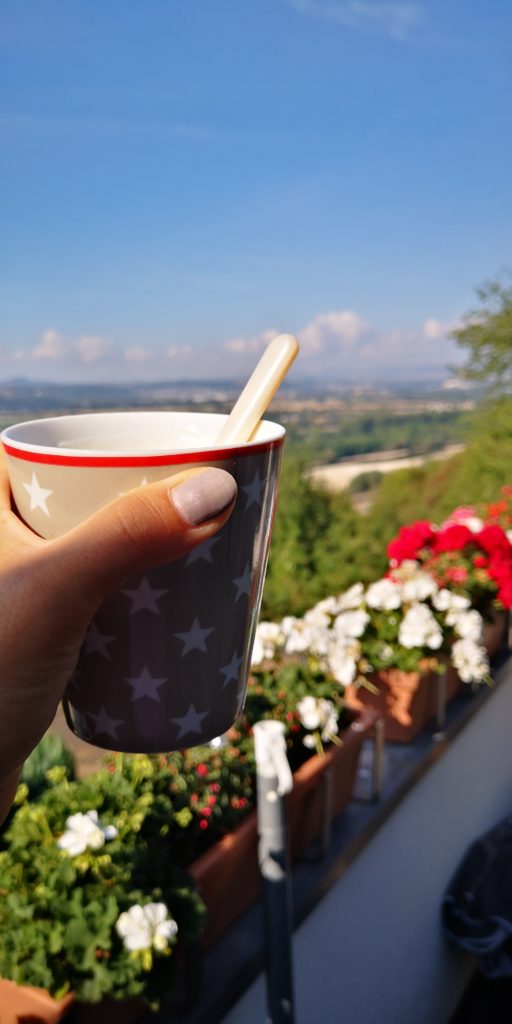 Blauer Himmel und Kaffee am Sonntag