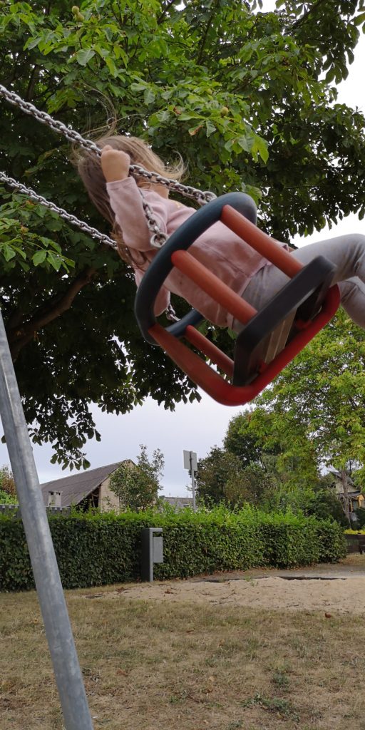 schaukeln auf dem spielplatz