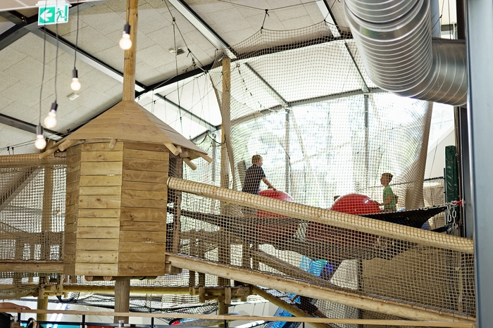 Klettern und Erkunden können Kinder im Indoor Spielplatz Giga Konijnenhol auf dem Beerze Bulten Campingplatz