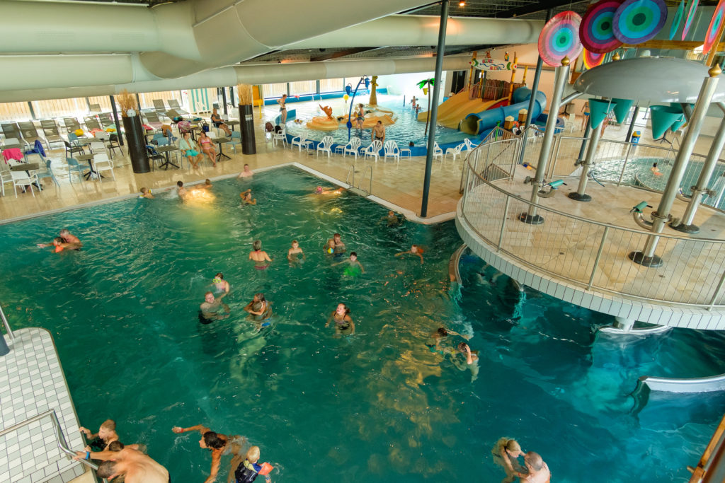 Rutschen und Strömungskanal gibt es im Hallenbad auf dem Beerze Bulten Campingplatz