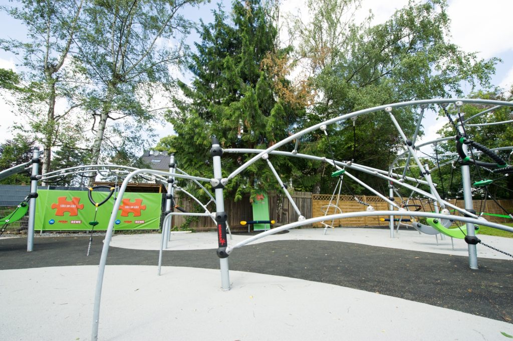 der erste inklusive spielplatz der "stück zum glück" aktion wurde ende juni in köln porz eröffnet