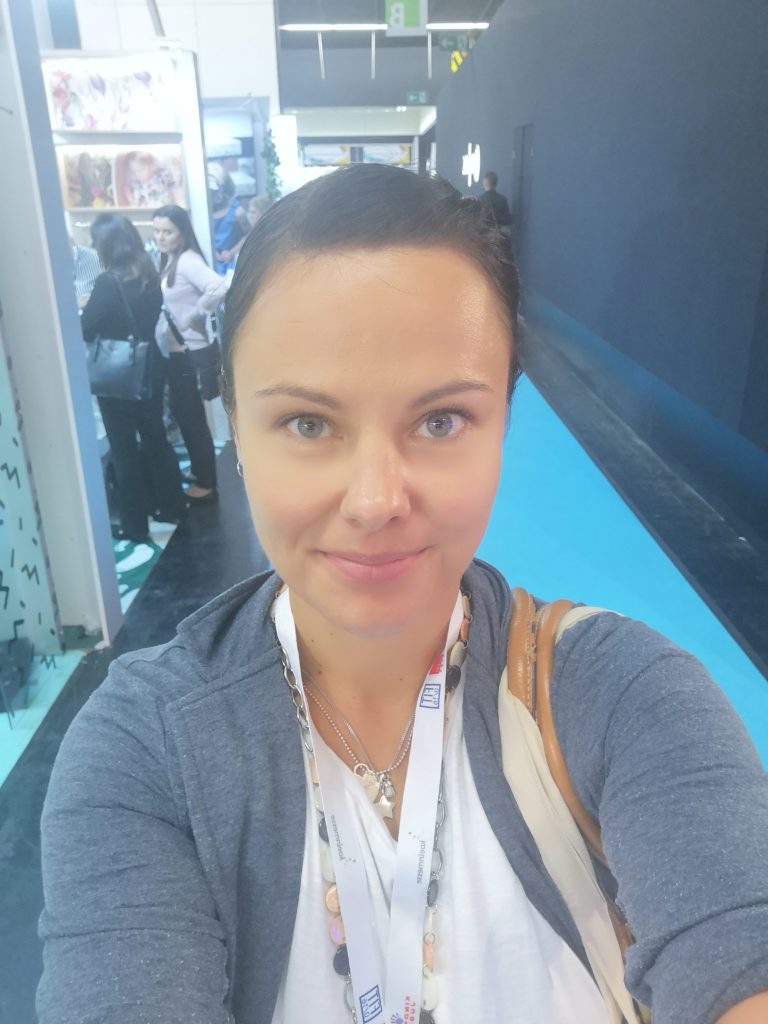 Dajana vom Familien und Reise Blog "Mit Kinderaugen" auf dr Kind und Jugend Messe in Köln