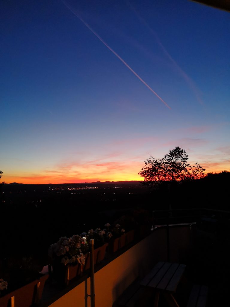 Wunderschöner Sonnenuntergang über dem Rhein