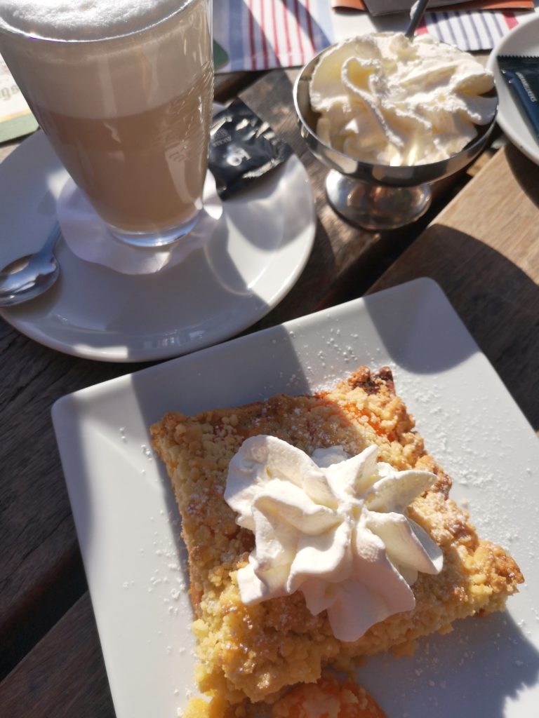 Kaffee und Kuchen am Sonntag