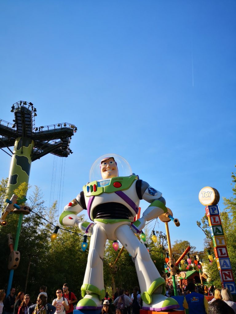 buzz in übergröße im toy story land in den walt disney studios in paris