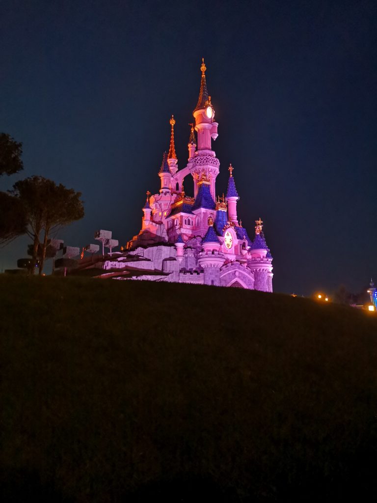 das cinderella schloss bei nacht im disneyland paris