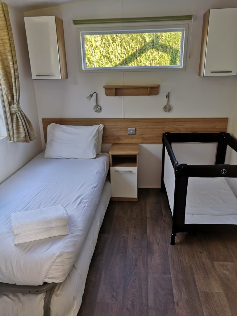 Eurocamp Village La Croix du Vieux Point: Kinderzimmer mit Babybett