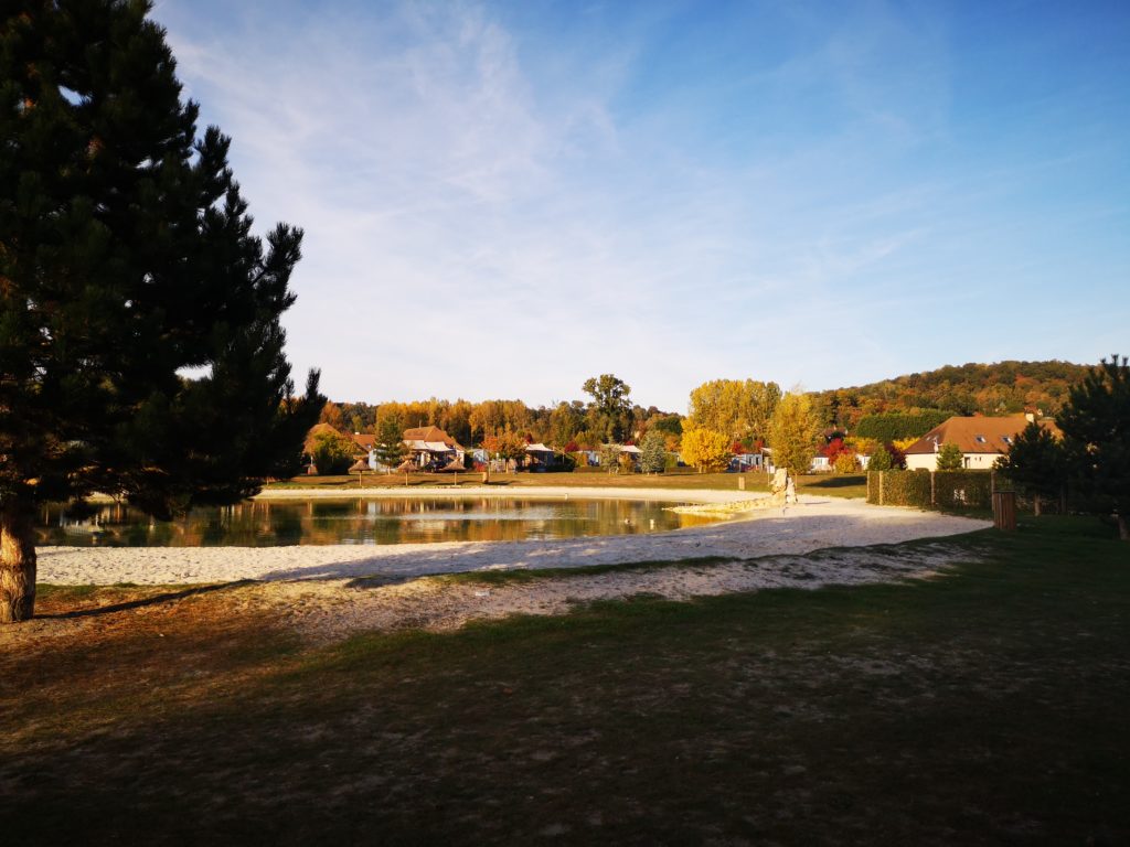 Badesee mit Strand auf dem Eurocamp Village La Croix du Vieux Point