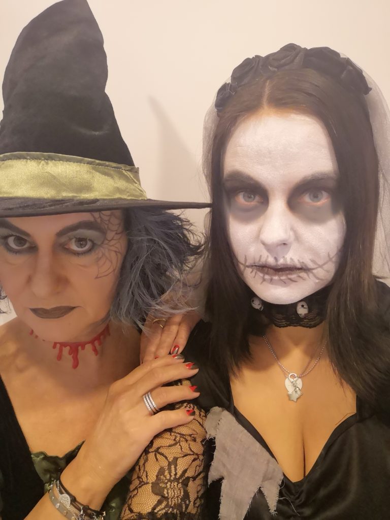 Halloween Party: Hexe und Zombie Braut