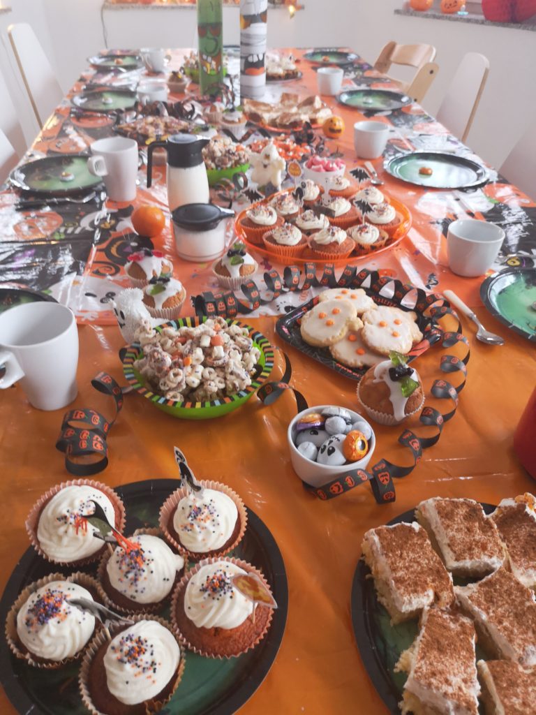 Halloween Party: Der Tisch mit Kuchen und Keksen