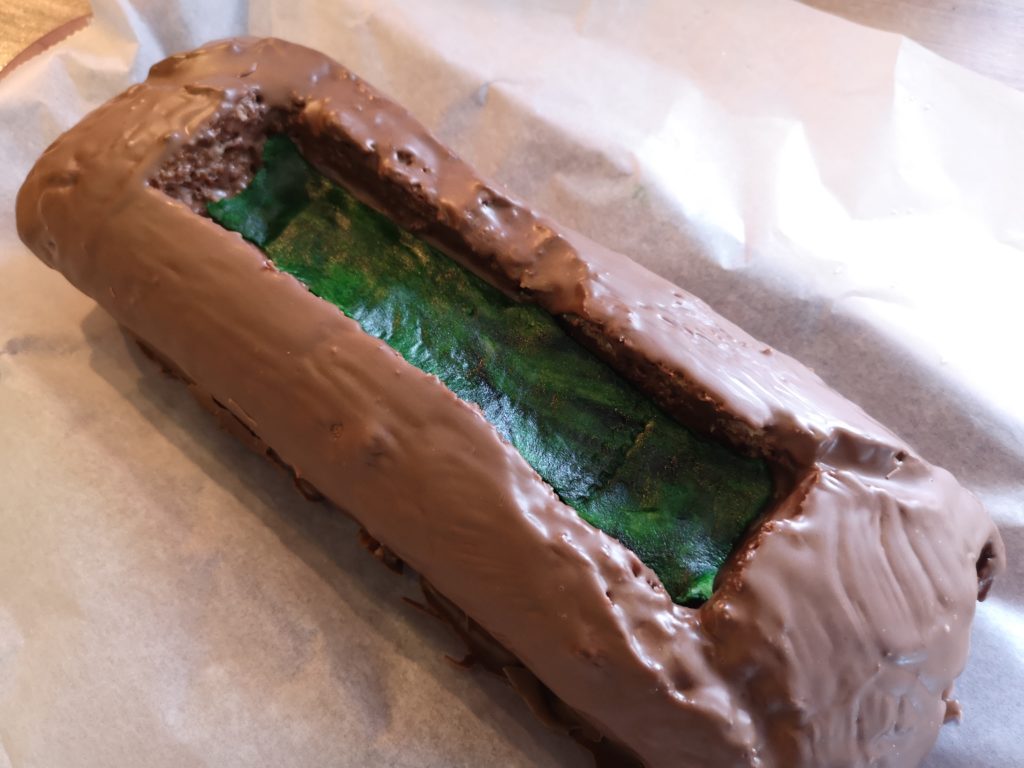 Das grüne Spielfeld auf den Kuchen legen für den Kicker Kuchen