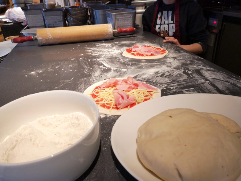 Im Valbella Inn Resort können Kinder mit dem Chefkoch Pizza backen