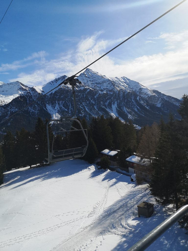 Mit dem offenen Sessellift geht es auf den Piz Scalottas