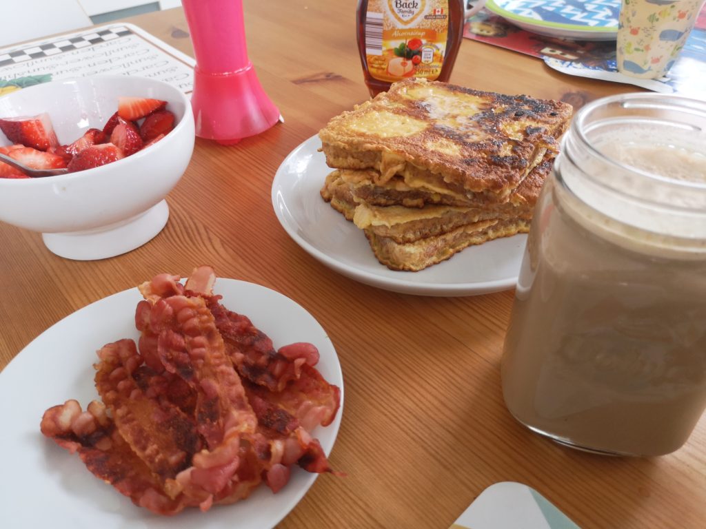 french toast und bacon zum frühstück