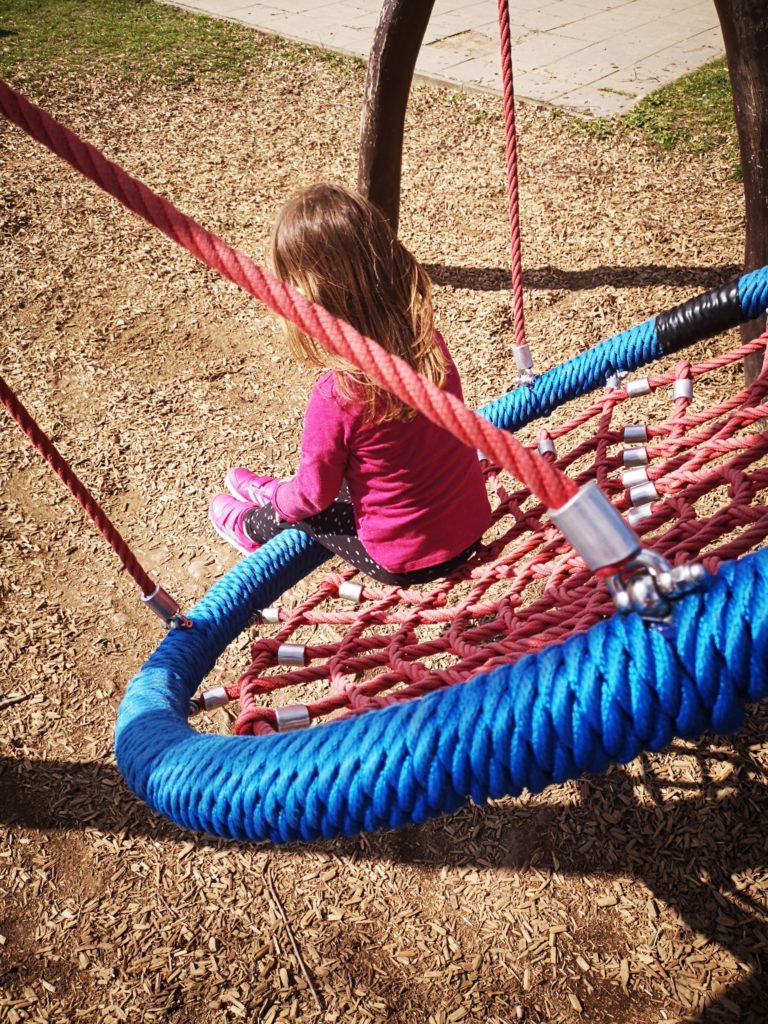 riesen spaß: schaukeln auf der nestschaukel 