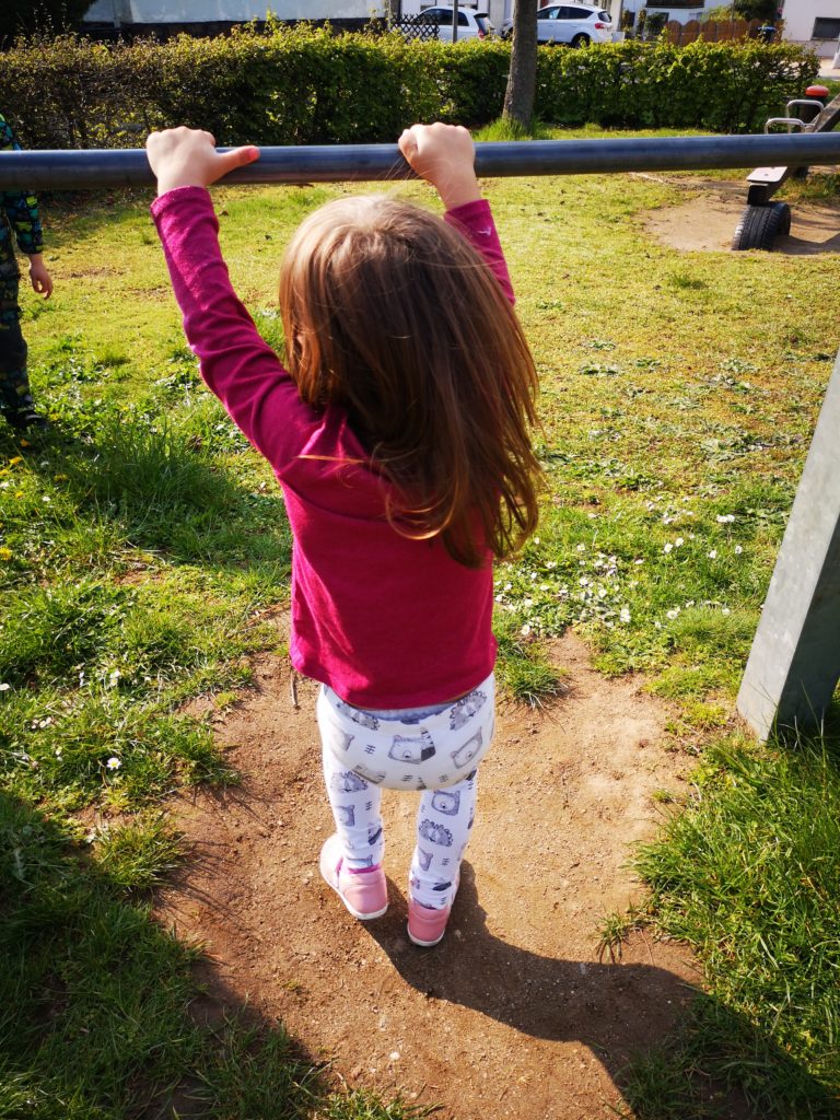 spaß auf dem spielplatz am wochenende