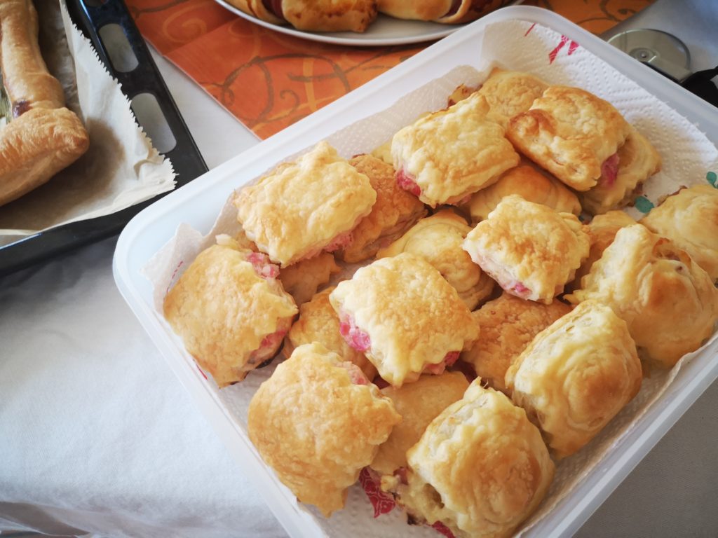 blätterteigtaschen mit frischkäse und radieschen