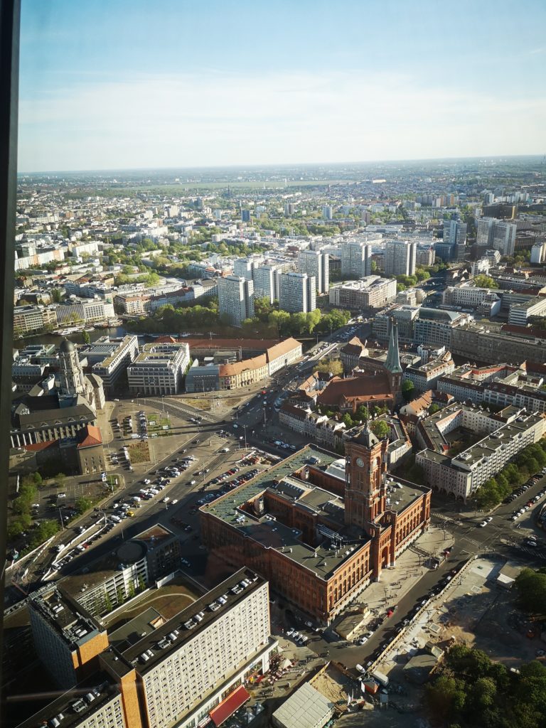 blick auf berlin von oben vom fernsehturm aus