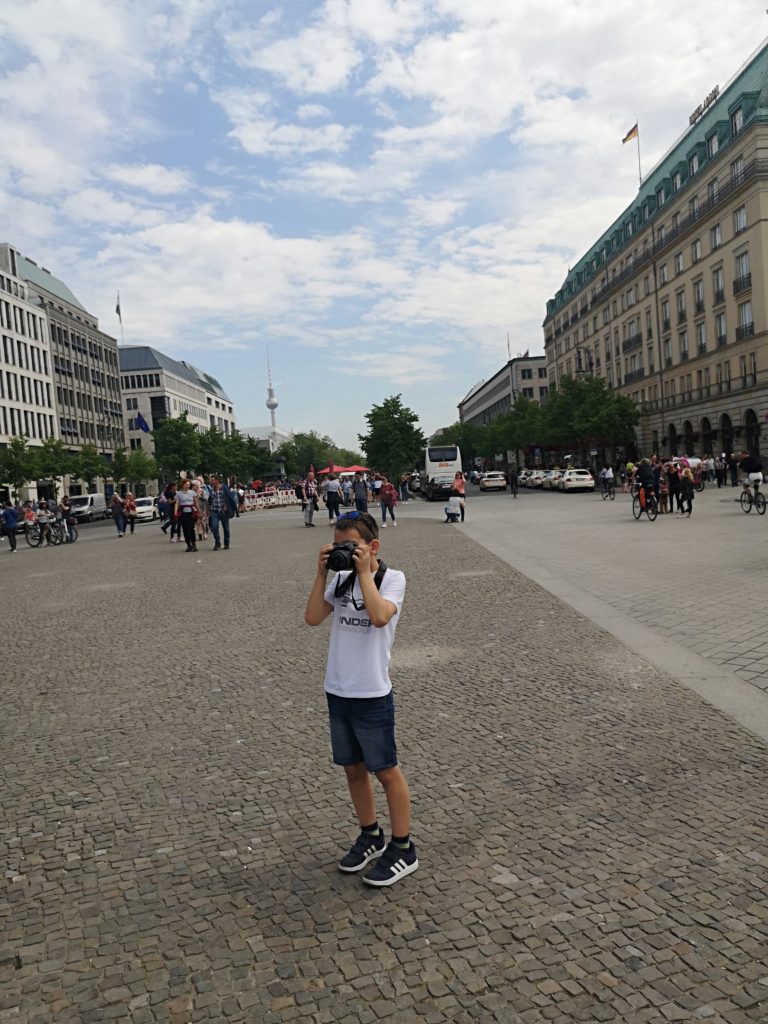 jede menge fotomotive gibt es unter den linden beim brandenburger tor