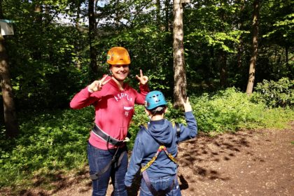 bereit zum klettern im kletterwald