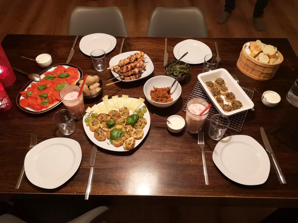 tapas kochen und esen mit freunden