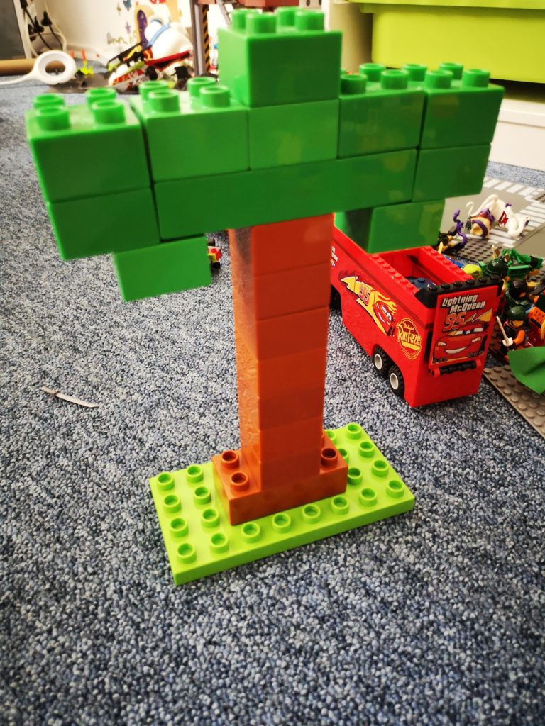 kirmesbaum aus Lego gebaut