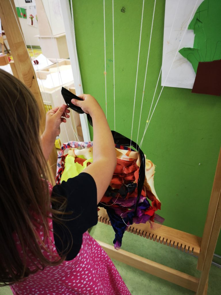 großer webrahmen im kindergarten