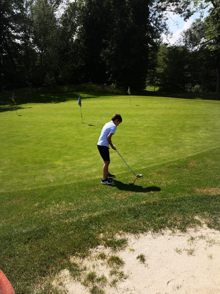 mit golfplatz auf dem schloss auel