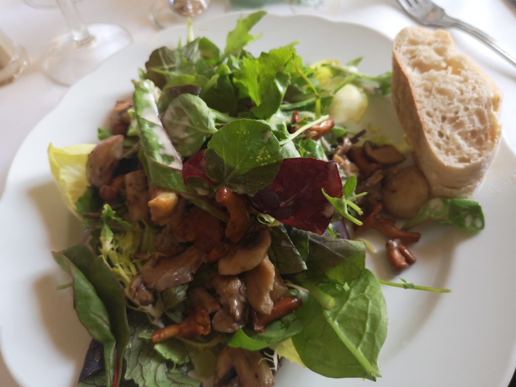 leckerer wildsalat auf der hochzeit