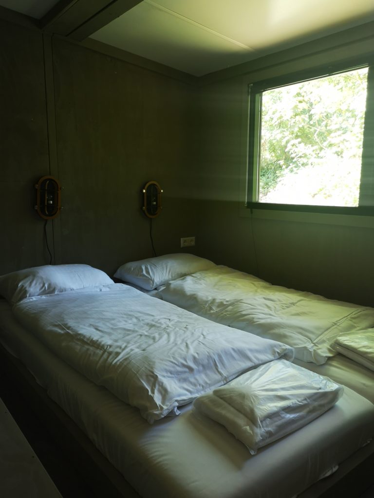 eines der zwei schlafzimmer im tiny house im ferienpark droompark maasduinen